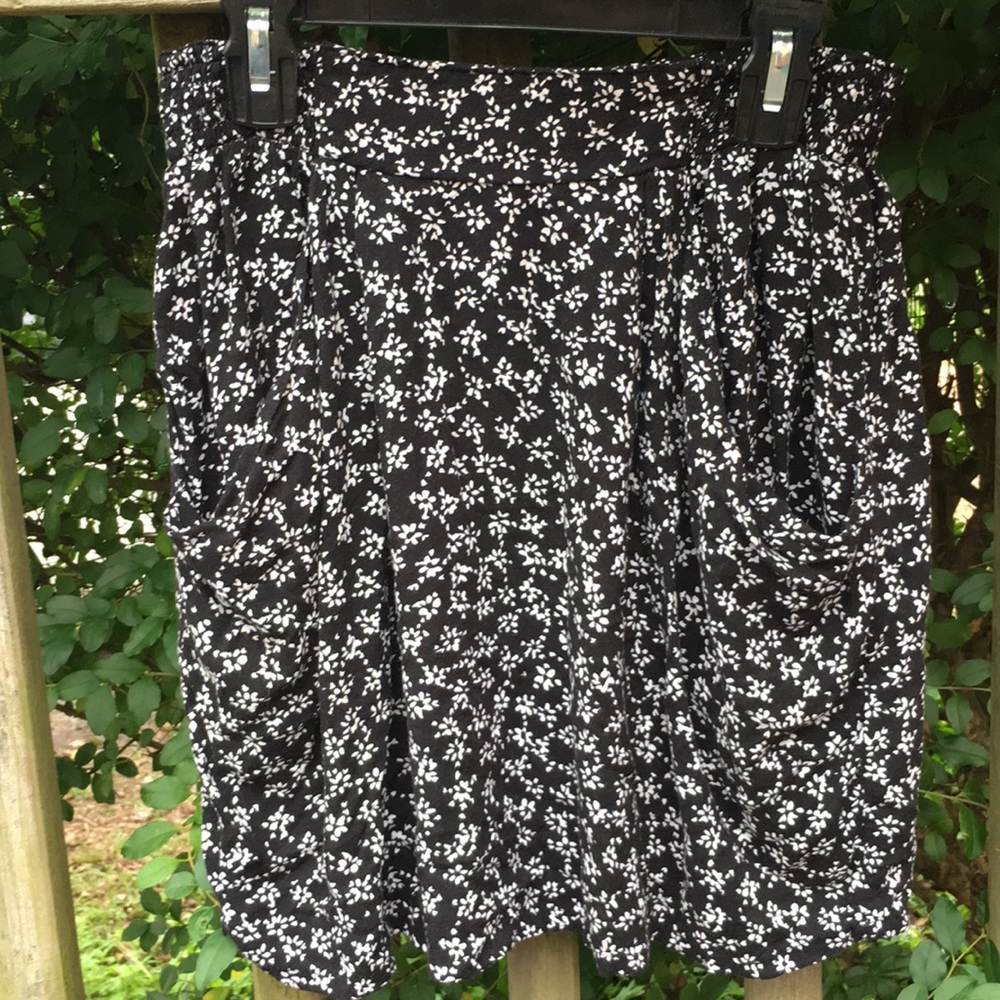 Floral flowy pocketed skirt